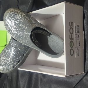 Oofos clog size W9